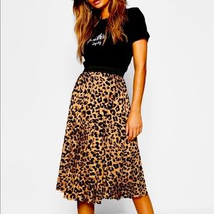 *NEW WITHOUT TAGS- H&M Leopard Pleated Lined Midi Skirt- Size 2